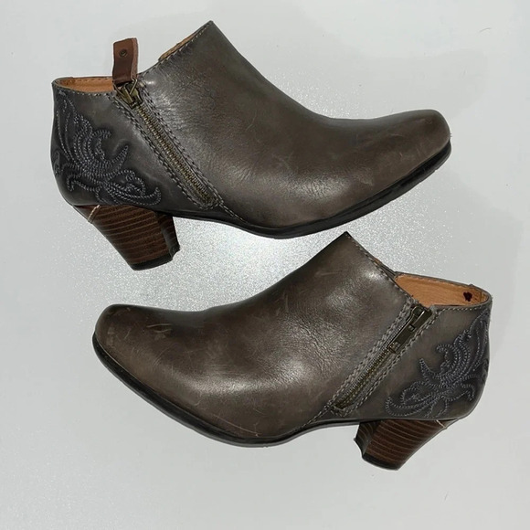 Pikolinos gray ankle booties. Contrast stitching on outside heel. Size 5.5 or 36 - Picture 1 of 13